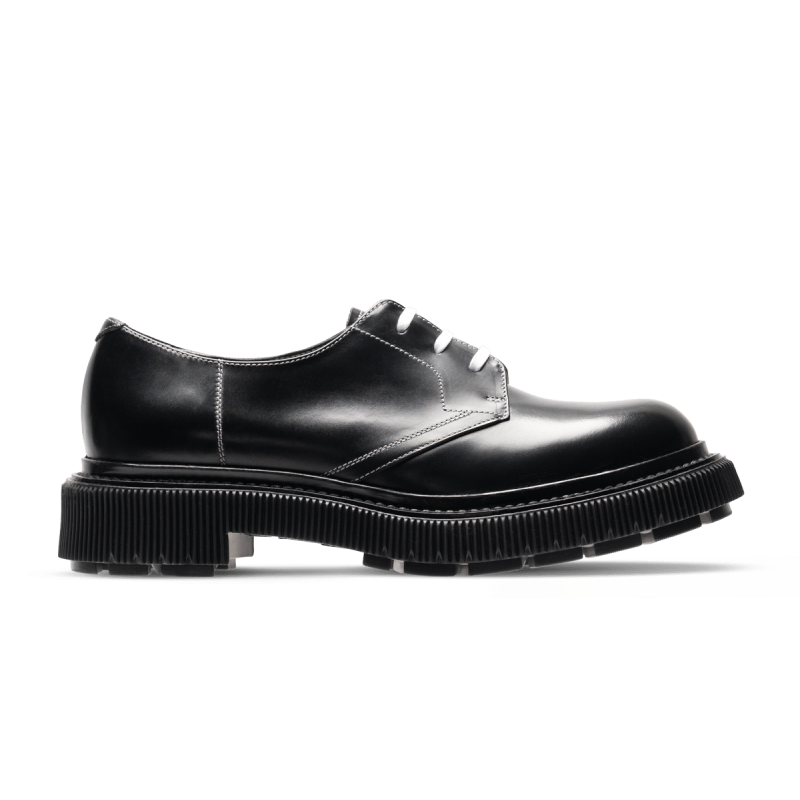 Type 132 - Noir, coutures et lacets blancs